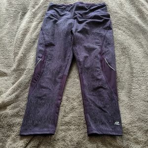 Roadrunner purple snakeskin capri leggings S